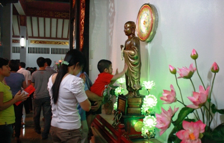 TP.HCM: Hối hả đi lễ Rằm tháng giêng