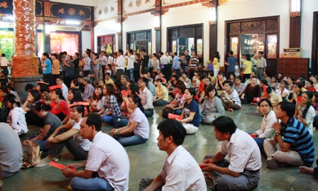 TP.HCM: Hối hả đi lễ Rằm tháng giêng