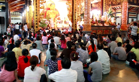TP.HCM: Hối hả đi lễ Rằm tháng giêng