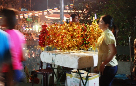 TP.HCM: Hối hả đi lễ Rằm tháng giêng
