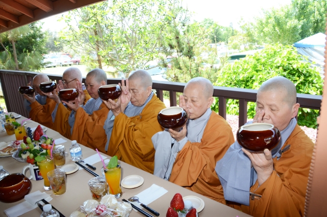 Lễ Phật đản ở các chùa miền Bắc California - Hoa Kỳ