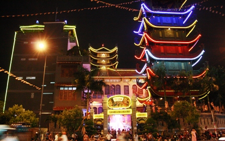 TP.HCM: Hối hả đi lễ Rằm tháng giêng