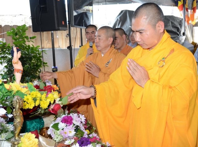 Lễ Phật đản ở các chùa miền Bắc California - Hoa Kỳ