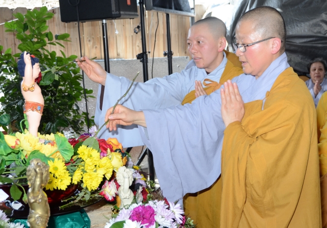 Lễ Phật đản ở các chùa miền Bắc California - Hoa Kỳ