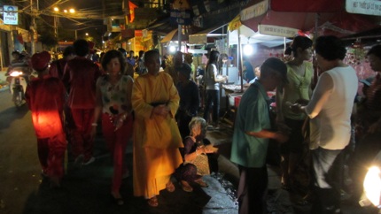 &quot;Nở rộ&quot; ăn xin và sư giả trước cổng chùa