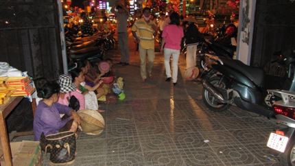 &quot;Nở rộ&quot; ăn xin và sư giả trước cổng chùa