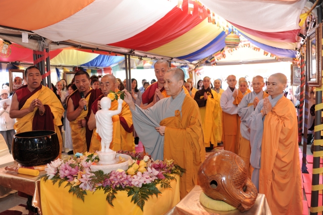 Lễ Phật đản ở các chùa miền Bắc California - Hoa Kỳ