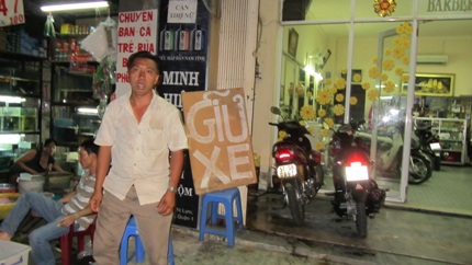 &quot;Nở rộ&quot; ăn xin và sư giả trước cổng chùa