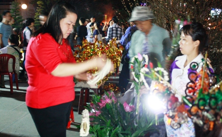 TP.HCM: Hối hả đi lễ Rằm tháng giêng