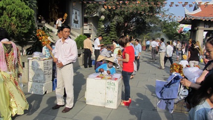 &quot;Nở rộ&quot; ăn xin và sư giả trước cổng chùa
