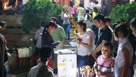 TP.HCM: Hối hả đi lễ Rằm tháng giêng