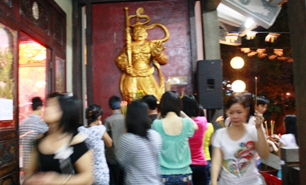 TP.HCM: Hối hả đi lễ Rằm tháng giêng