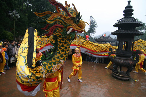 Hàng chục nghìn người trẩy hội chùa Hương