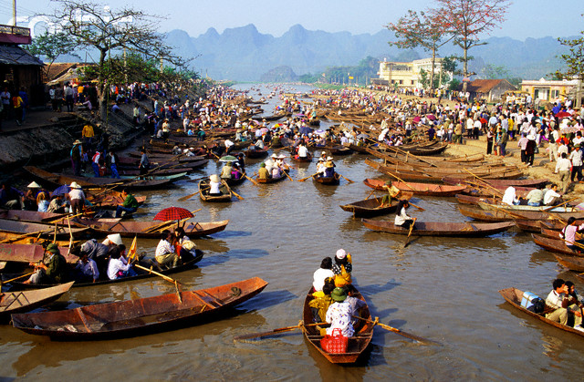 Chùa Hương tuyệt đẹp trên báo quốc tế