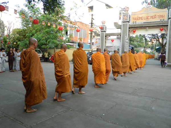 Chùm ảnh: Trì bình khất thực nhân lễ tưởng niệm ngày Tổ sư Minh Đăng Quang vắng bóng - ngày thứ 2