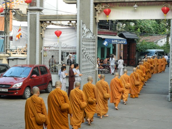 Chùm ảnh: Trì bình khất thực nhân lễ tưởng niệm ngày Tổ sư Minh Đăng Quang vắng bóng - ngày thứ 2