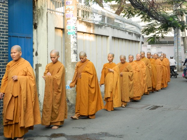Chùm ảnh: Trì bình khất thực nhân lễ tưởng niệm ngày Tổ sư Minh Đăng Quang vắng bóng - ngày thứ 2