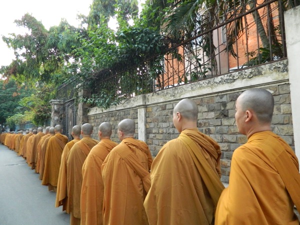 Chùm ảnh: Trì bình khất thực nhân lễ tưởng niệm ngày Tổ sư Minh Đăng Quang vắng bóng - ngày thứ 2