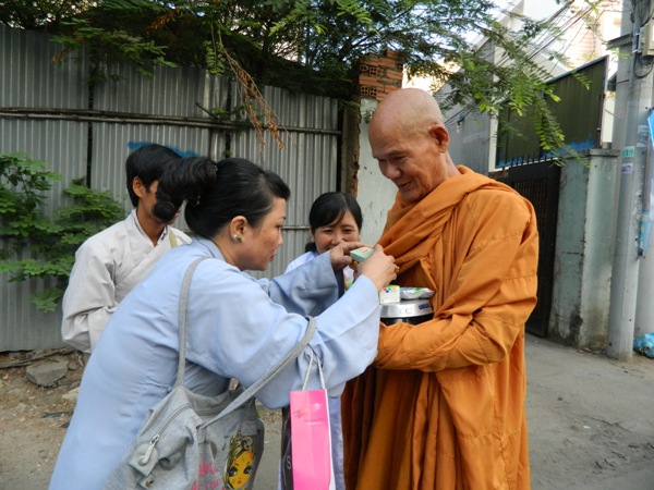 Chùm ảnh: Trì bình khất thực nhân lễ tưởng niệm ngày Tổ sư Minh Đăng Quang vắng bóng - ngày thứ 2