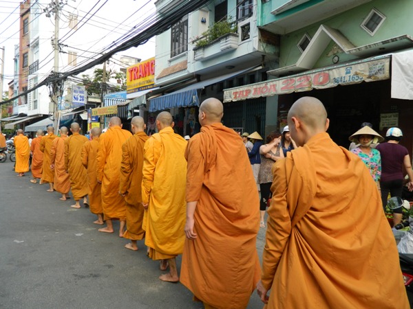 Chùm ảnh: Trì bình khất thực nhân lễ tưởng niệm ngày Tổ sư Minh Đăng Quang vắng bóng - ngày thứ 2