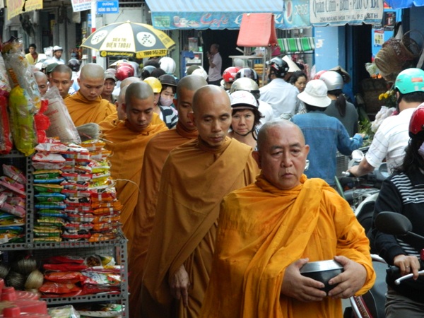 Chùm ảnh: Trì bình khất thực nhân lễ tưởng niệm ngày Tổ sư Minh Đăng Quang vắng bóng - ngày thứ 2