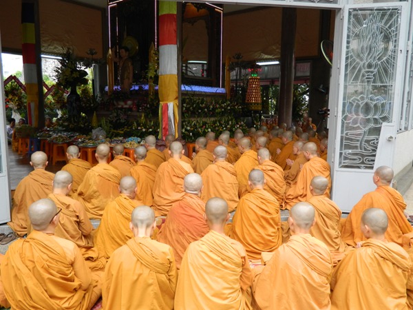 Chùm ảnh: Trì bình khất thực nhân lễ tưởng niệm ngày Tổ sư Minh Đăng Quang vắng bóng - ngày thứ 2