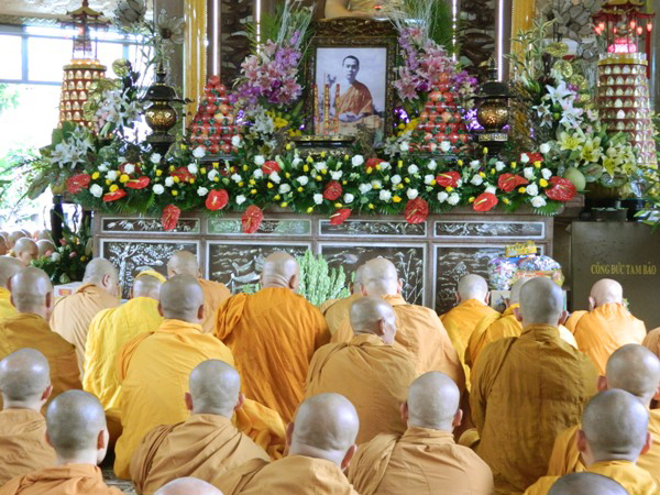Chùm ảnh: Trì bình khất thực nhân lễ tưởng niệm ngày Tổ sư Minh Đăng Quang vắng bóng - ngày thứ 2