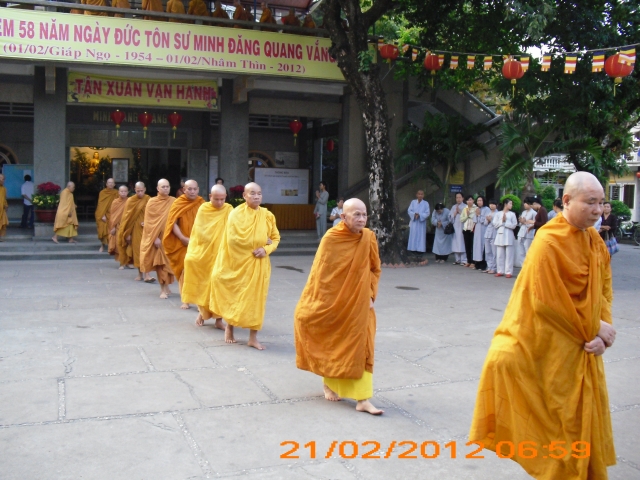 Chùm ảnh: Trì bình khất thực nhân lễ tưởng niệm ngày Tổ sư Minh Đăng Quang vắng bóng - ngày thứ 2