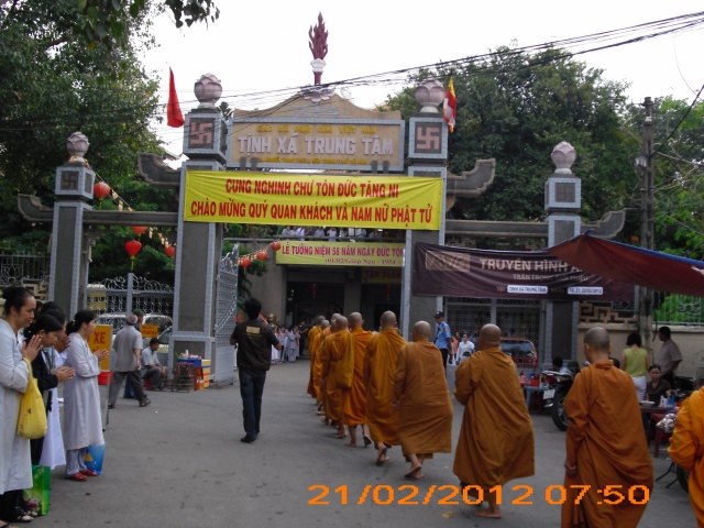 Chùm ảnh: Trì bình khất thực nhân lễ tưởng niệm ngày Tổ sư Minh Đăng Quang vắng bóng - ngày thứ 2