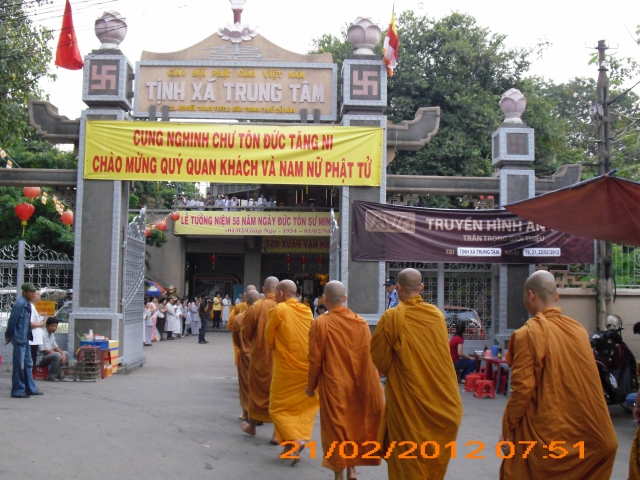 Chùm ảnh: Trì bình khất thực nhân lễ tưởng niệm ngày Tổ sư Minh Đăng Quang vắng bóng - ngày thứ 2