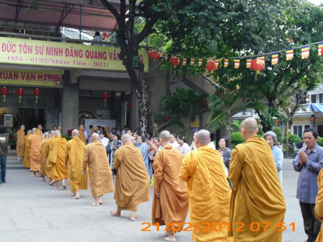 Chùm ảnh: Trì bình khất thực nhân lễ tưởng niệm ngày Tổ sư Minh Đăng Quang vắng bóng - ngày thứ 2