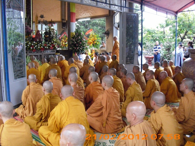Chùm ảnh: Trì bình khất thực nhân lễ tưởng niệm ngày Tổ sư Minh Đăng Quang vắng bóng - ngày thứ 2