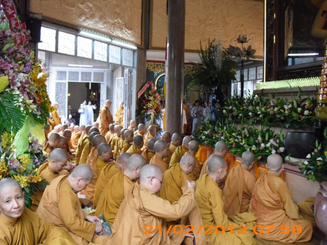 Chùm ảnh: Trì bình khất thực nhân lễ tưởng niệm ngày Tổ sư Minh Đăng Quang vắng bóng - ngày thứ 2