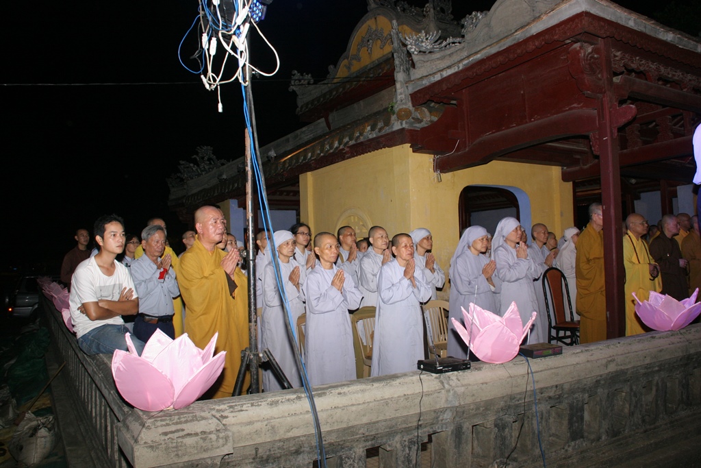 Lễ Thắp sáng Bảy Hoa sen trên sông Hương