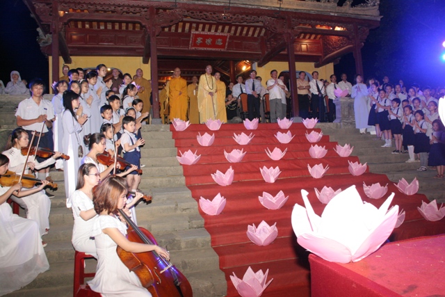 Lễ Thắp sáng Bảy Hoa sen trên sông Hương