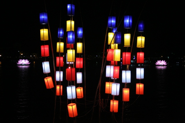 Lễ Thắp sáng Bảy Hoa sen trên sông Hương