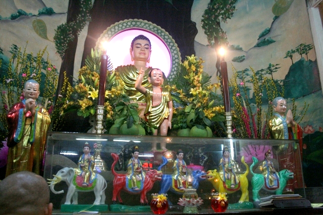 Chùm ảnh đón xuân Di Lặc ngày mồng một tết 2012 tại chùa Giác Ngộ