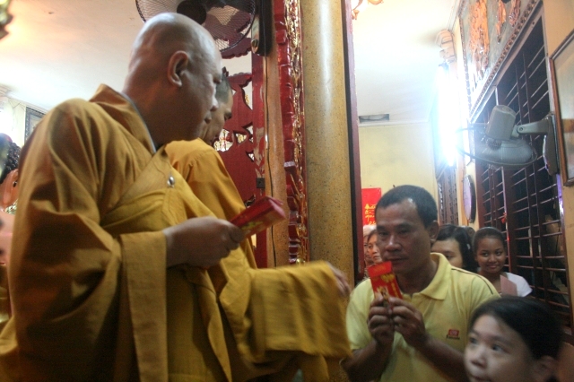 Chùm ảnh đón xuân Di Lặc ngày mồng một tết 2012 tại chùa Giác Ngộ