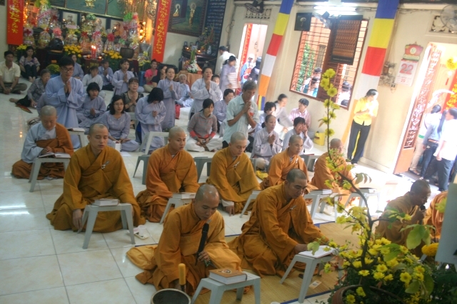 Chùm ảnh đón xuân Di Lặc ngày mồng một tết 2012 tại chùa Giác Ngộ