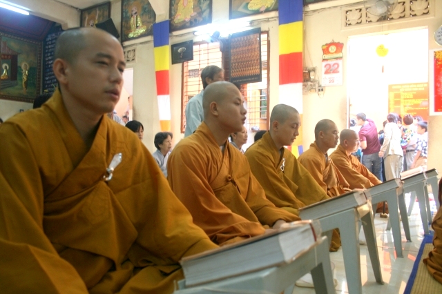 Chùm ảnh đón xuân Di Lặc ngày mồng một tết 2012 tại chùa Giác Ngộ