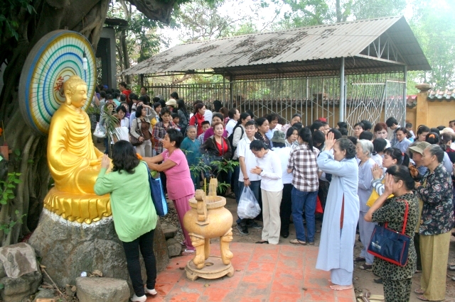 Chùm ảnh: Chùa Giác Ngộ tổ chức hành hương 10 chùa đầu năm