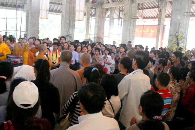 Chùm ảnh: Chùa Giác Ngộ tổ chức hành hương 10 chùa đầu năm