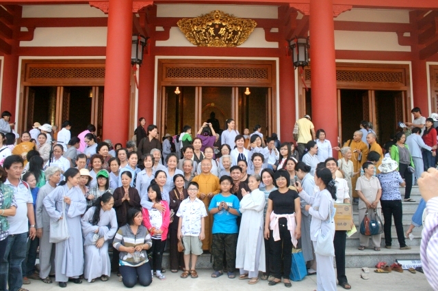 Chùm ảnh: Chùa Giác Ngộ tổ chức hành hương 10 chùa đầu năm