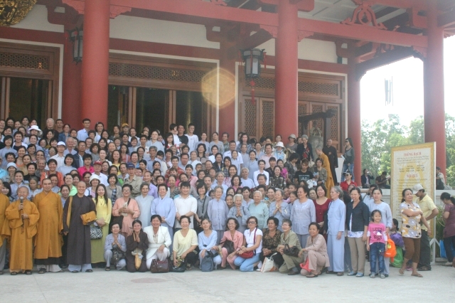 Chùm ảnh: Chùa Giác Ngộ tổ chức hành hương 10 chùa đầu năm