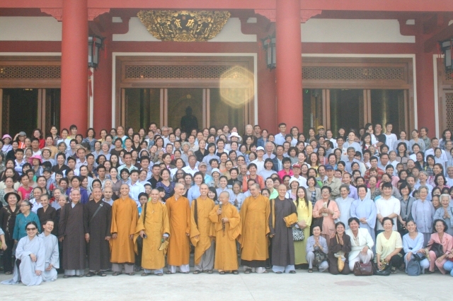 Chùm ảnh: Chùa Giác Ngộ tổ chức hành hương 10 chùa đầu năm