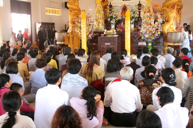 Chùm ảnh: Chùa Giác Ngộ tổ chức hành hương 10 chùa đầu năm