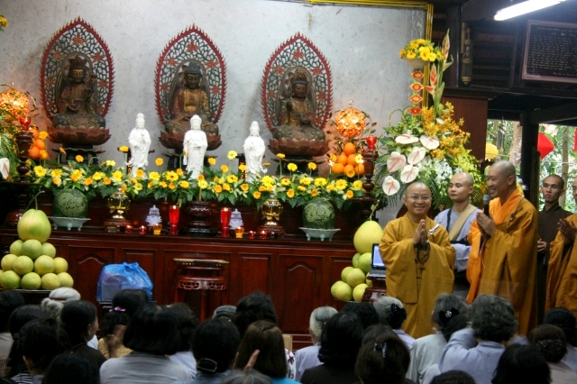 Chùm ảnh: Chùa Giác Ngộ tổ chức hành hương 10 chùa đầu năm