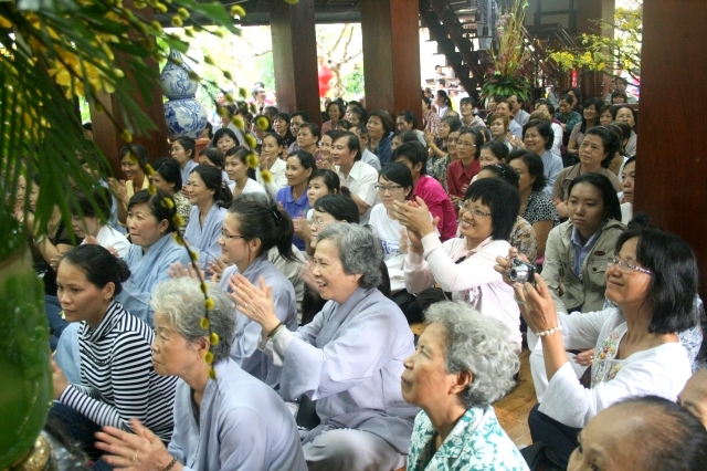 Chùm ảnh: Chùa Giác Ngộ tổ chức hành hương 10 chùa đầu năm