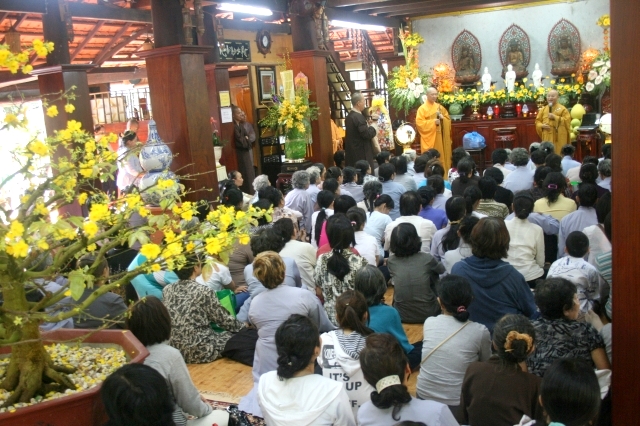 Chùm ảnh: Chùa Giác Ngộ tổ chức hành hương 10 chùa đầu năm