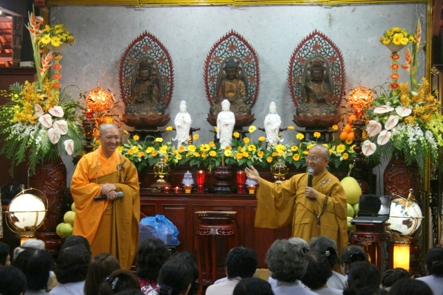Chùm ảnh: Chùa Giác Ngộ tổ chức hành hương 10 chùa đầu năm